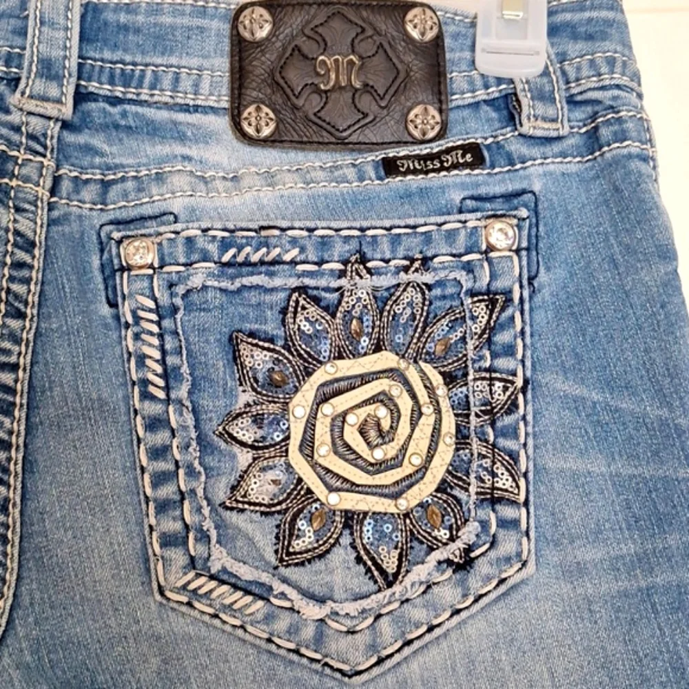 Miss Me Signature Cuffed Capri floral Bling Distressed Jean Women 31